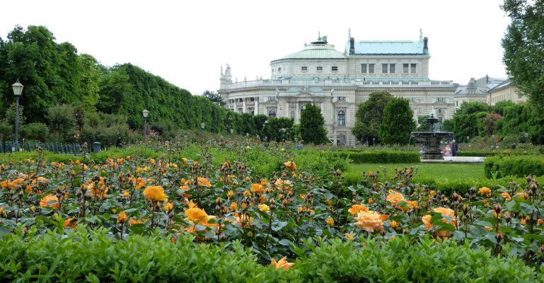 Blick vom Volksgarten auf das Burgtheater